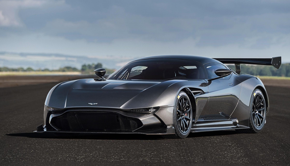 ASTON MARTIN VULCAN IN TRIBUTE TO ITS V BOMBER NAMESAKE