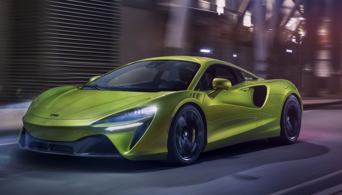 McLaren Dubai delivers the first Artura in the Middle East
