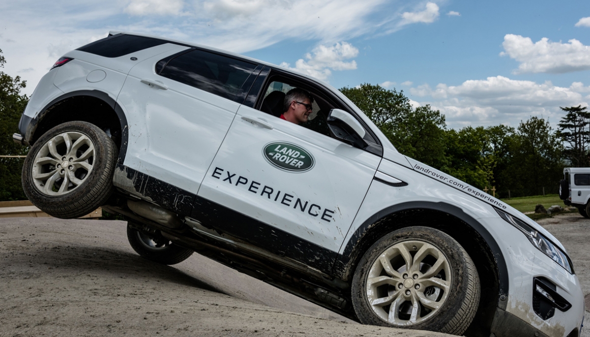 LAND ROVER SUPPORTS NO MAN'S LAND EXPEDITION 