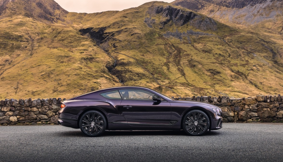 Bentley تطرح GT Mulliner Blackline المتميّزة بلمسات داكنة تسهم بتعزيز الفخامة العصرية