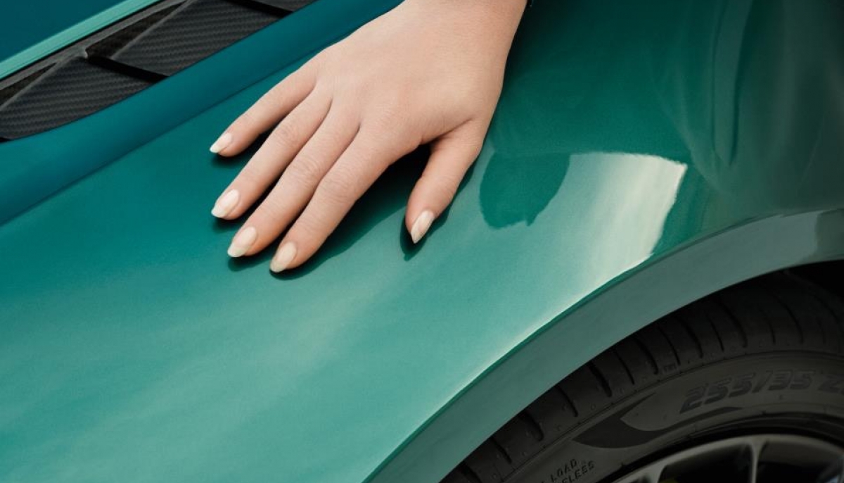 Introducing the Girard-Perregaux Laureato Green Ceramic Aston Martin Edition