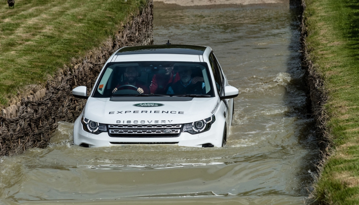 LAND ROVER SUPPORTS NO MAN'S LAND EXPEDITION 