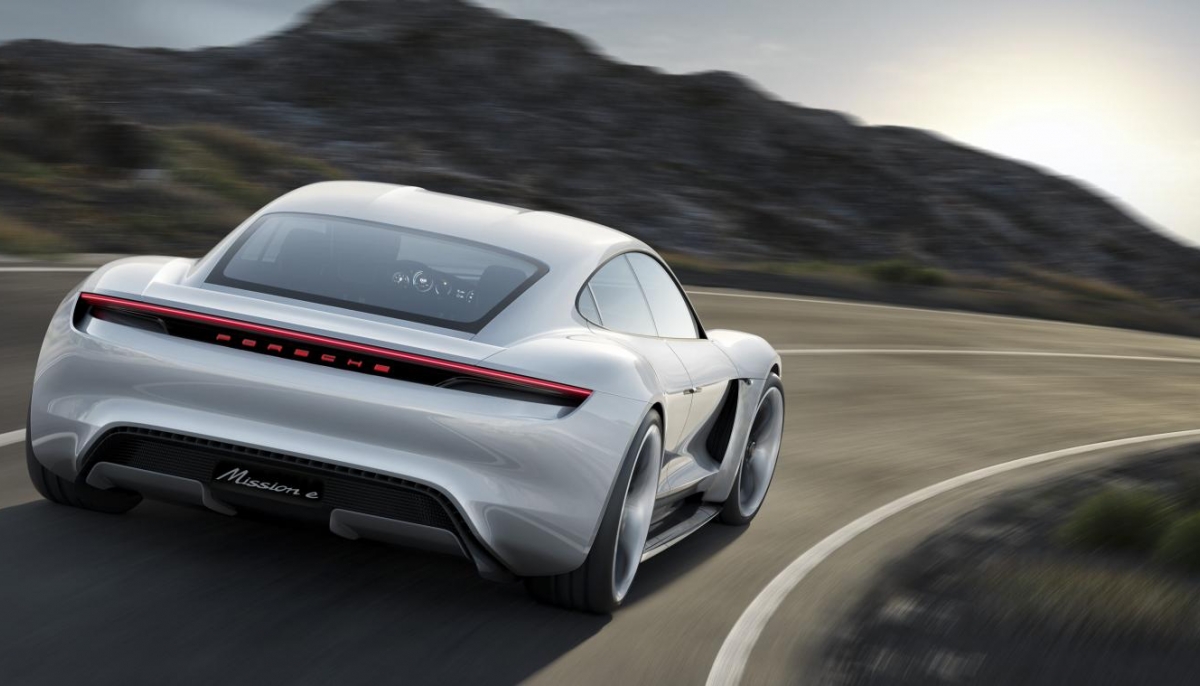 PORSCHE MISSION E: 600 HP, 500 KILOMETER DRIVING RANGE, 15 MINUTES CHARGING TIME