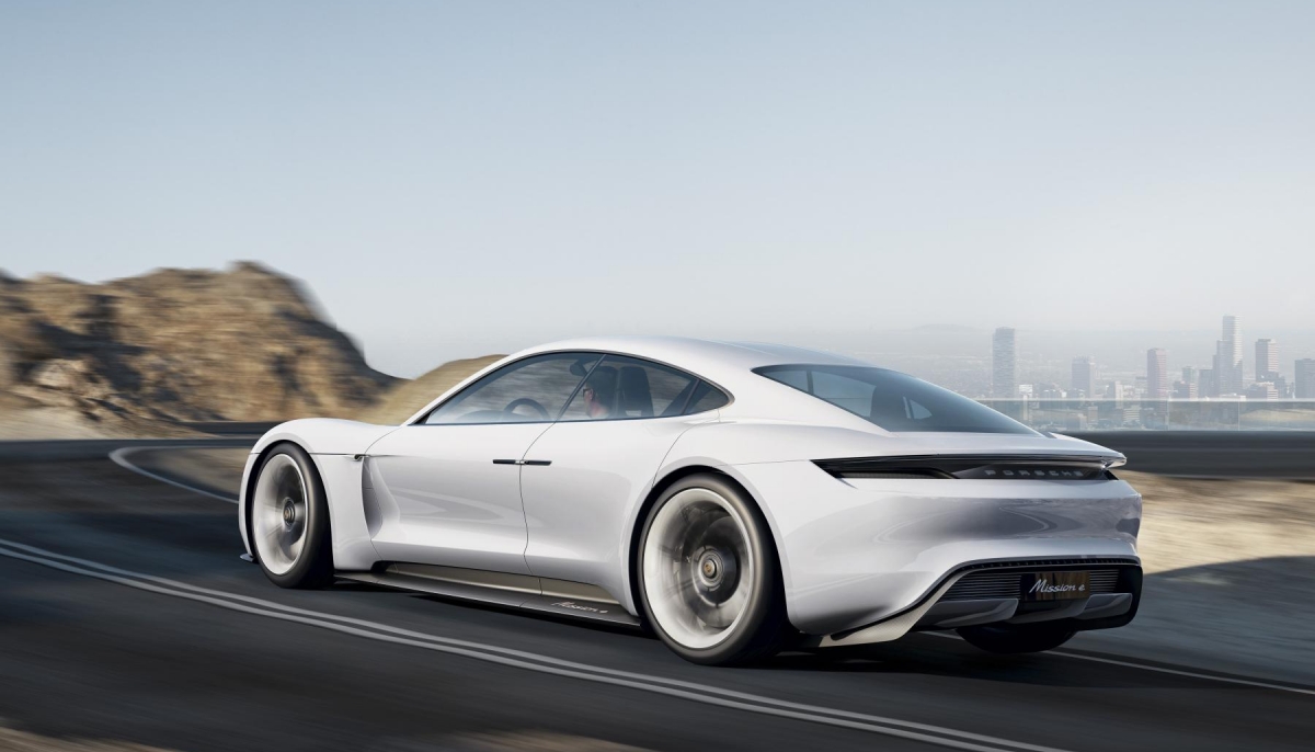 PORSCHE MISSION E: 600 HP, 500 KILOMETER DRIVING RANGE, 15 MINUTES CHARGING TIME
