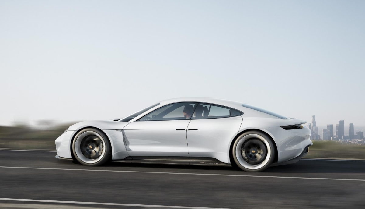 PORSCHE MISSION E: 600 HP, 500 KILOMETER DRIVING RANGE, 15 MINUTES CHARGING TIME