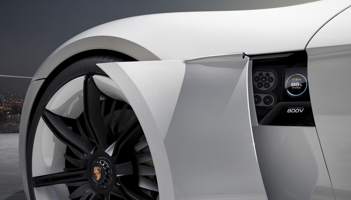 PORSCHE MISSION E: 600 HP, 500 KILOMETER DRIVING RANGE, 15 MINUTES CHARGING TIME