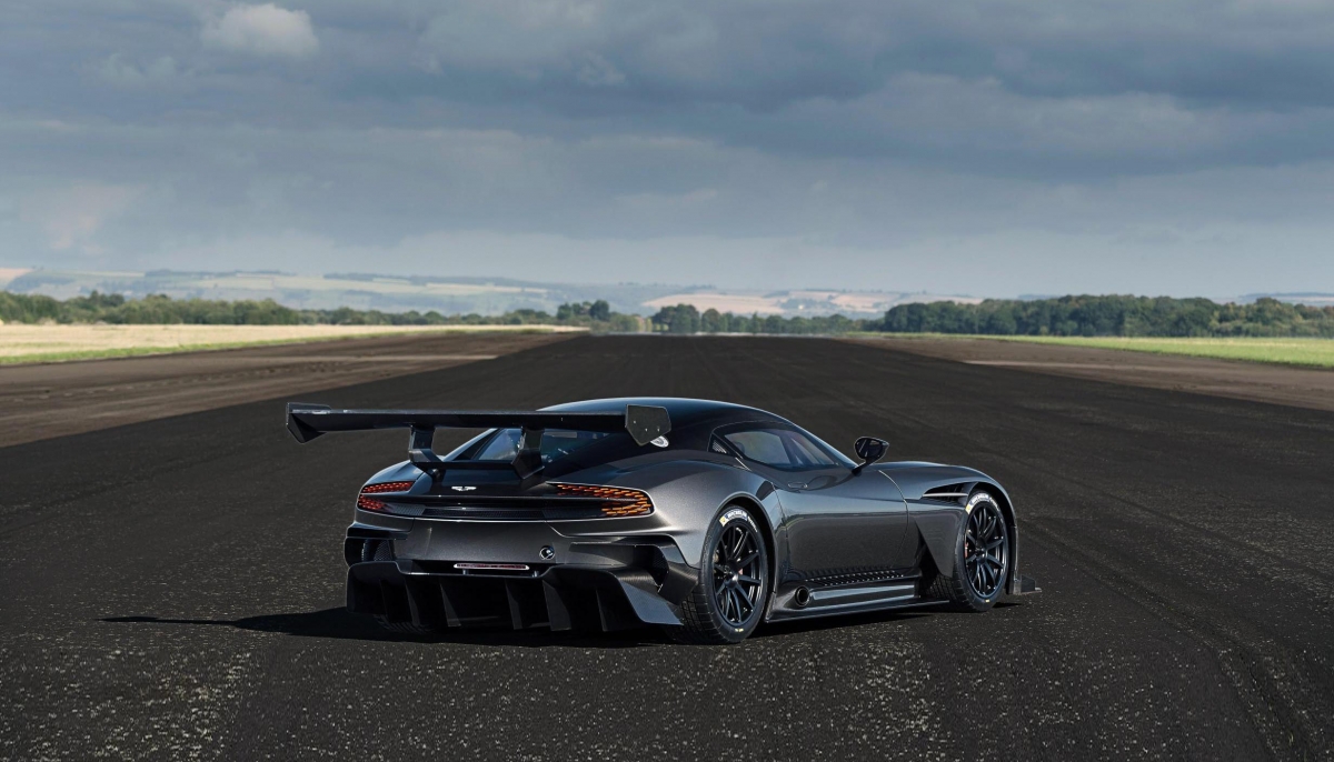 ASTON MARTIN VULCAN IN TRIBUTE TO ITS V BOMBER NAMESAKE