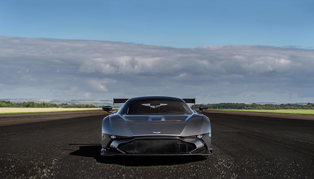 ASTON MARTIN VULCAN IN TRIBUTE TO ITS V BOMBER NAMESAKE