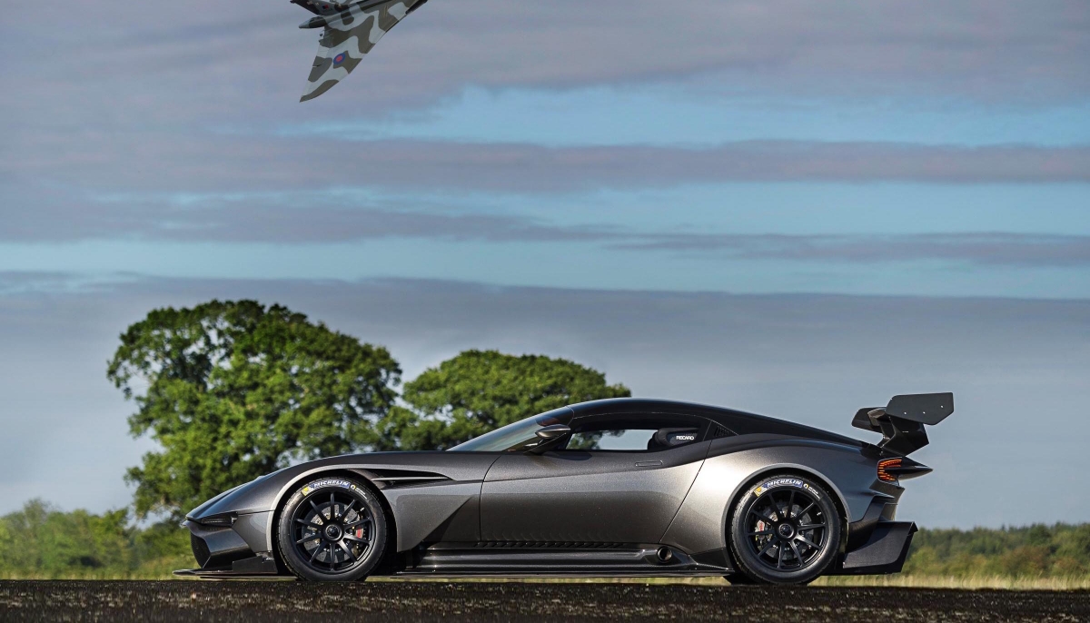 ASTON MARTIN VULCAN IN TRIBUTE TO ITS V BOMBER NAMESAKE