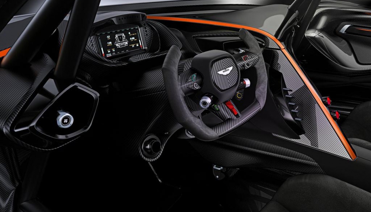 ASTON MARTIN VULCAN IN TRIBUTE TO ITS V BOMBER NAMESAKE